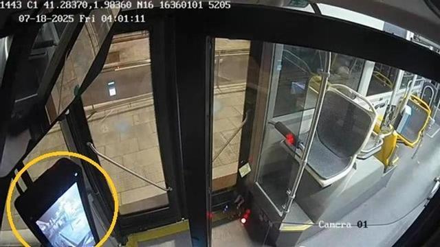 Imatges aportades al procediment en què es pot veure l’agressió al retrovisor