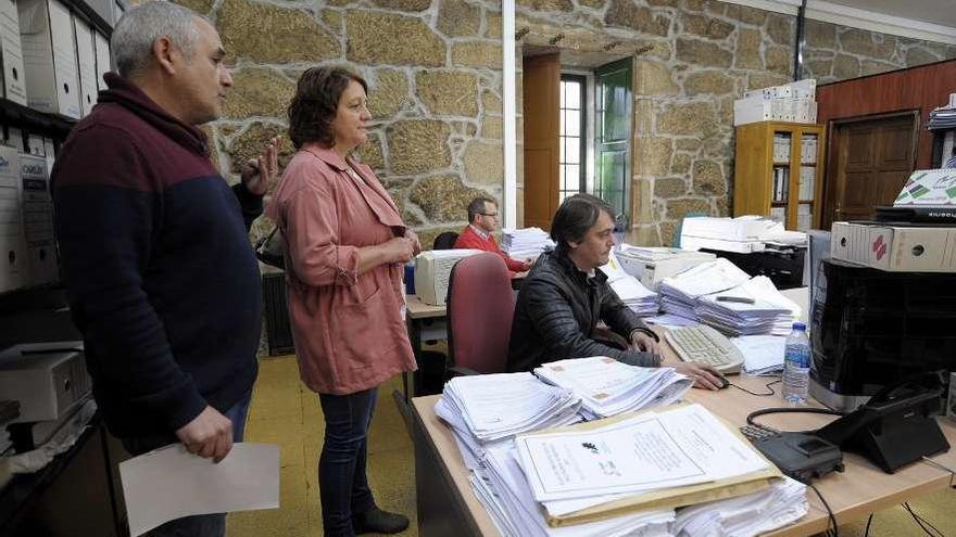 David García y Tania Cornado, durante el sorteo en una dependencia municipal. // Bernabé/Javier Lalín