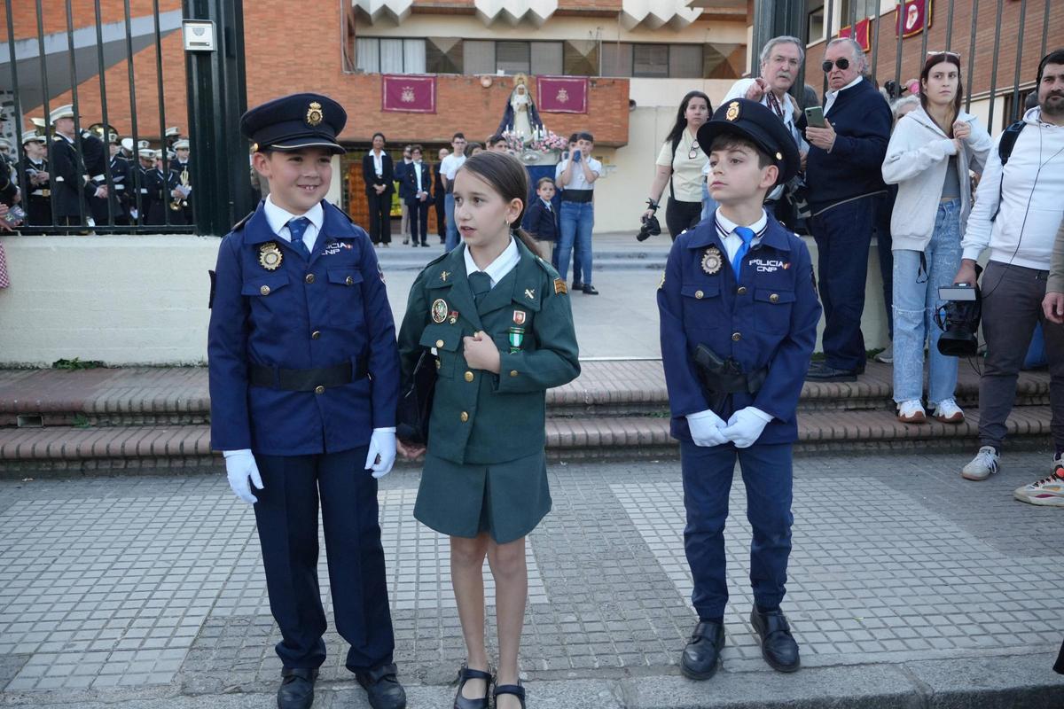 No han faltado agentes de Policía Nacional y Guardia Civil en la procesión del colegio Santa Teresa de Badajoz.
