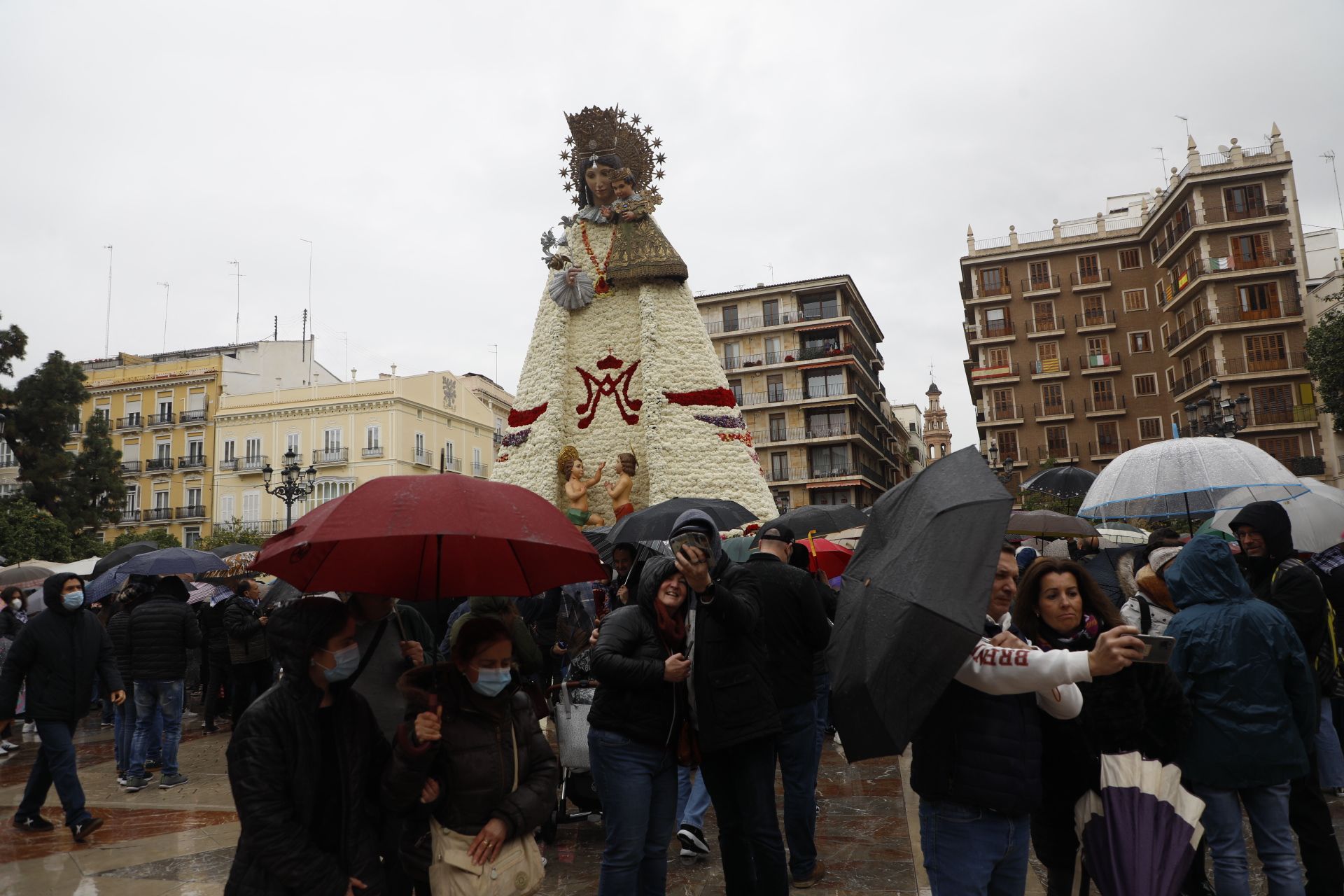 Cientos de personas se acercan a visitar el manto de la Virgen