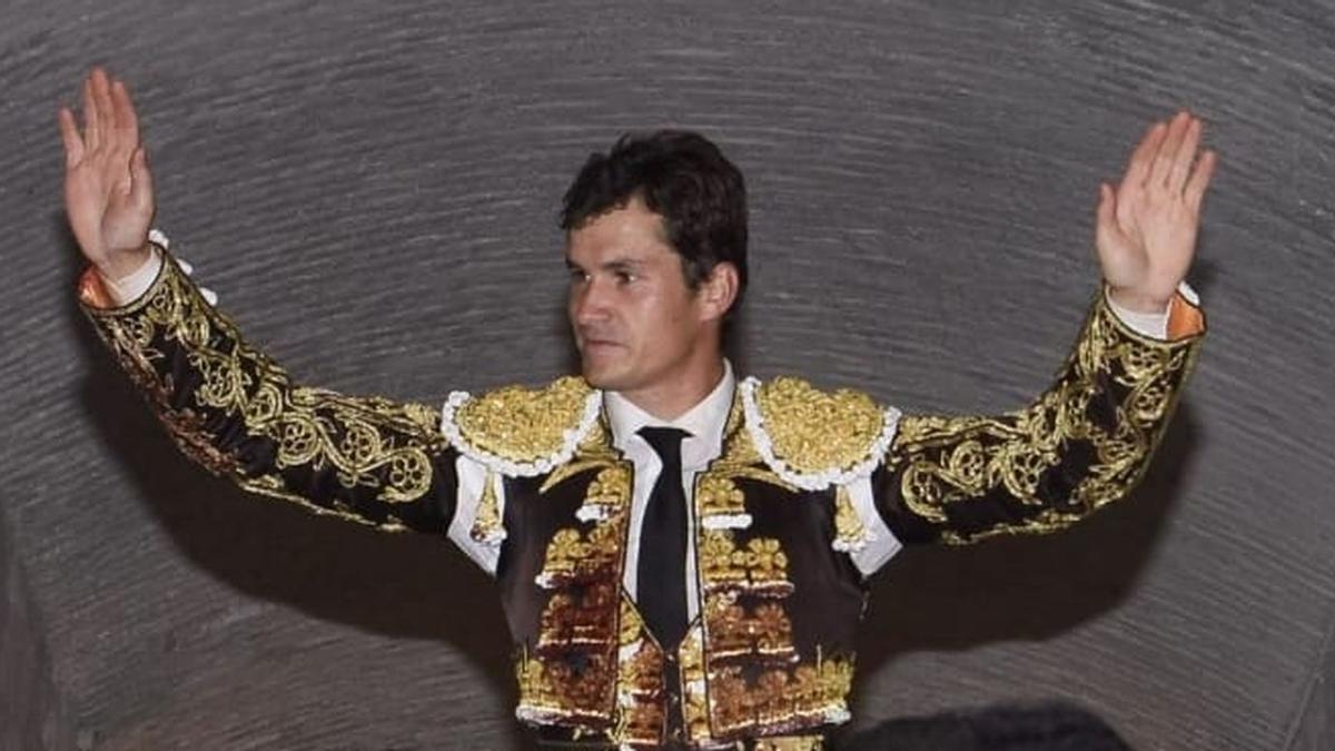 El diestro Daniel Luque ya salió a hombros de la plaza de toros de Castellón tras cortar las dos orejas a un Adolfo Martín de vuelta al ruedo.