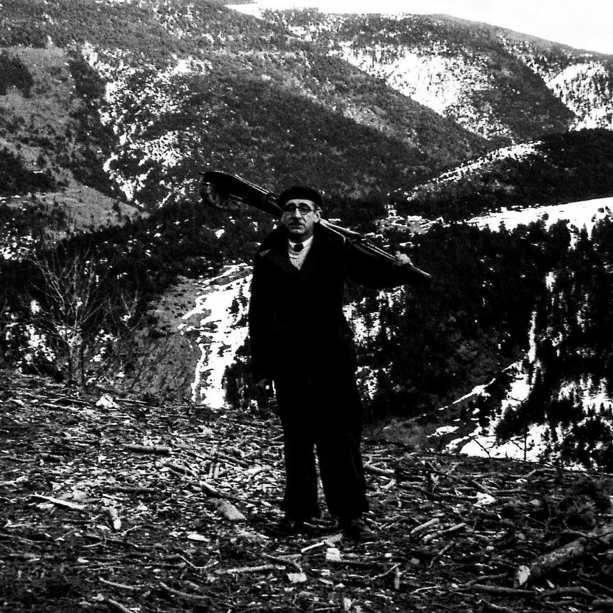 Josep Maria Julià a punt de baixar esquiant de La Molina, l&#039;any 1947 o 1948