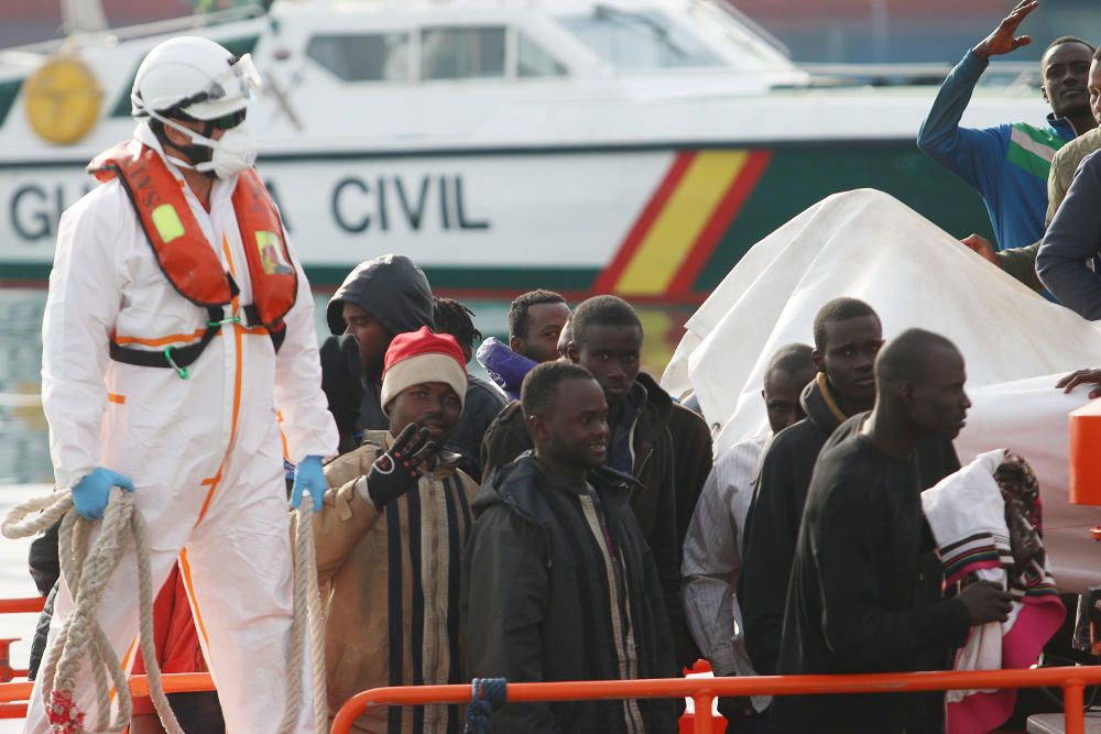 Rescatan a una patera con 50 inmigrantes interceptada en la costa de Málaga