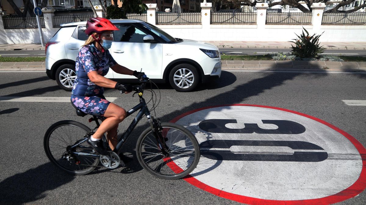 Ciclistas y personas con patinetes circulan por el carril 30 de La Malagueta, que será de uso exclusivo para ellos los fines de semana