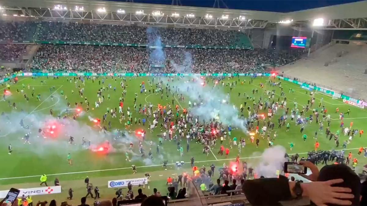 ¡Lamentable! Los aficionados del Saint-Étienne invaden el campo con bengalas y agraden a los jugadores del equipo rival