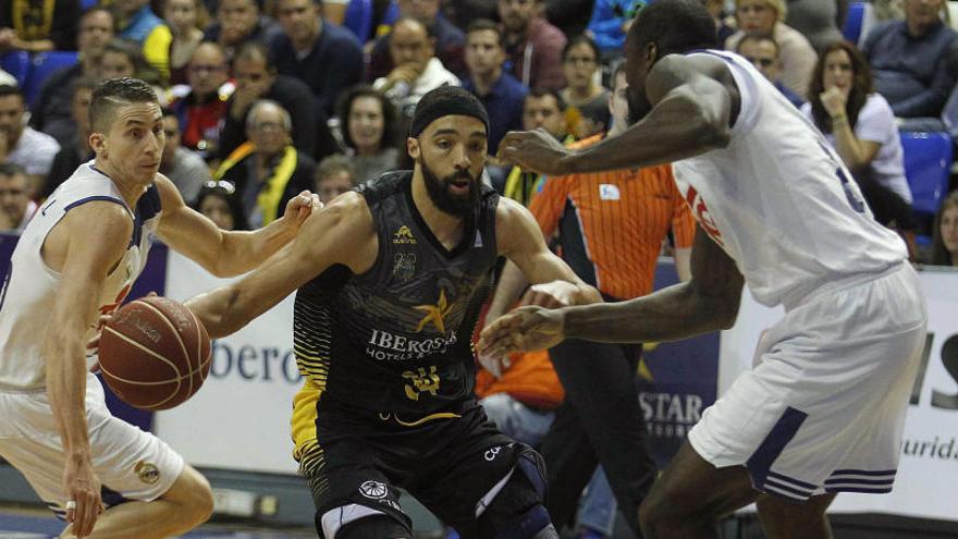 El Iberostar Tenerife, más líder tras derrotar al Real Madrid