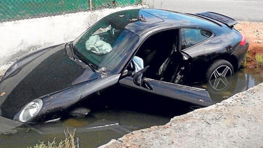 Un Porsche Carrera, abandonado en una acequia.