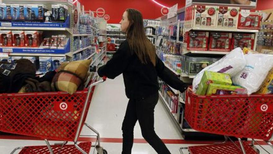 Una mujer, con dos carros de la compra en Connecticut.