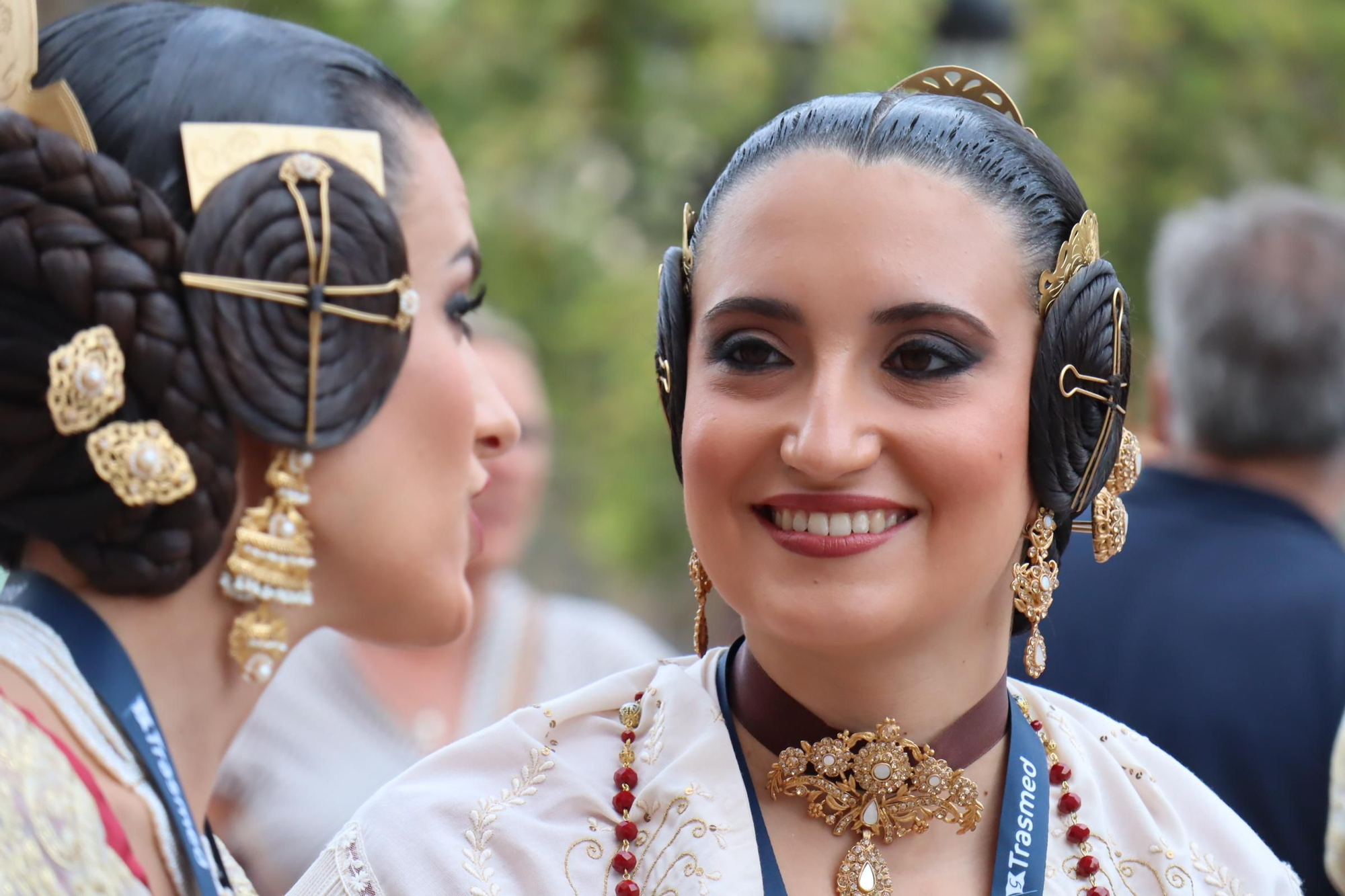Concentración fallera en la Plaza del Ayuntamiento con las candidatas a FMV2025