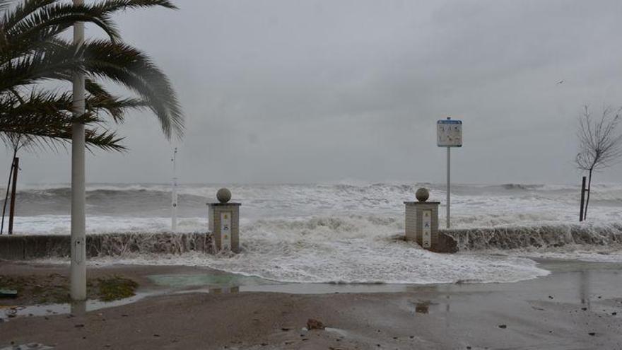 Destrozos en la costa provincial y el puerto de Castellón cierra el tráfico con históricas olas de 8 metros