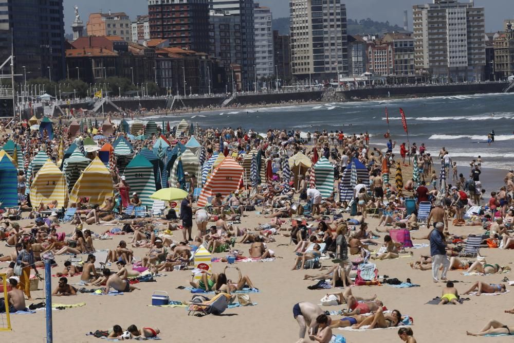 El primer fin de semana de verano llena las playas