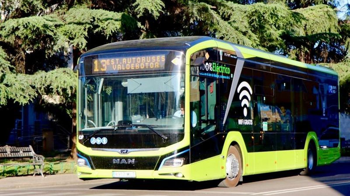 Uno de los autobuses eléctricos que circulan por Badajoz.