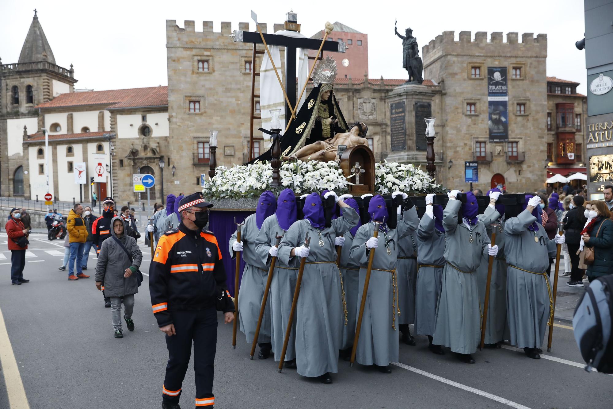 En imágenes: La procesión del Viernes Santo en Gijón