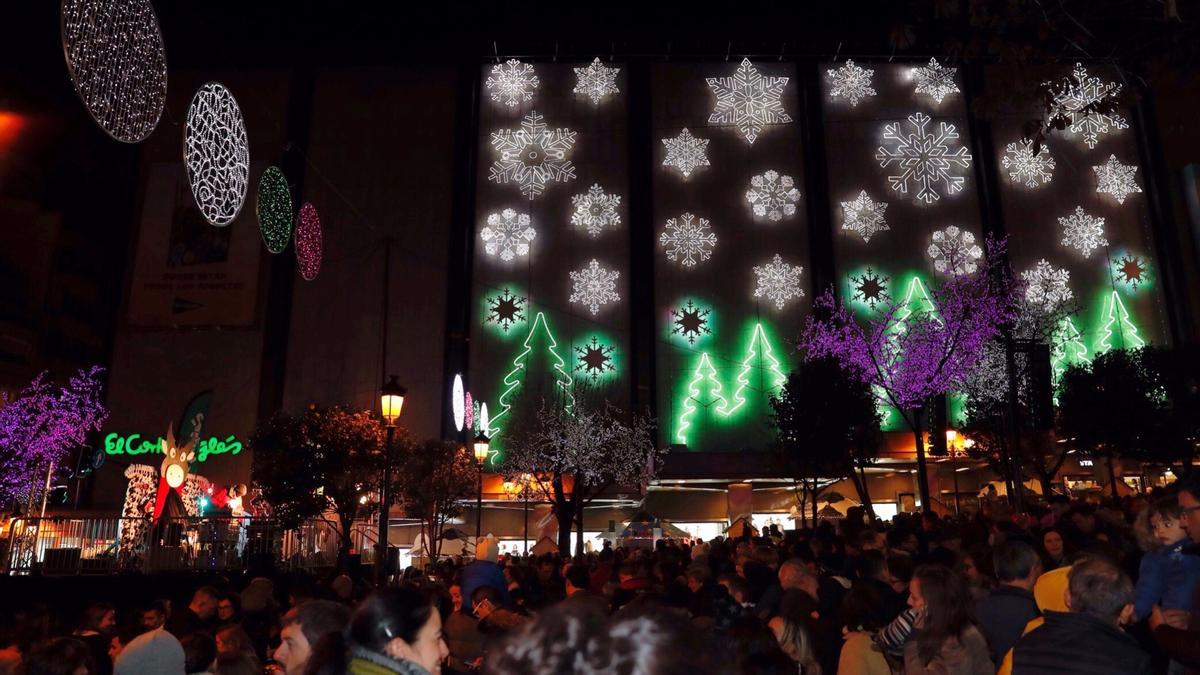 Foto de archivo de la fachada de El Corte Inglés de Vigo con las luces de Navidad.