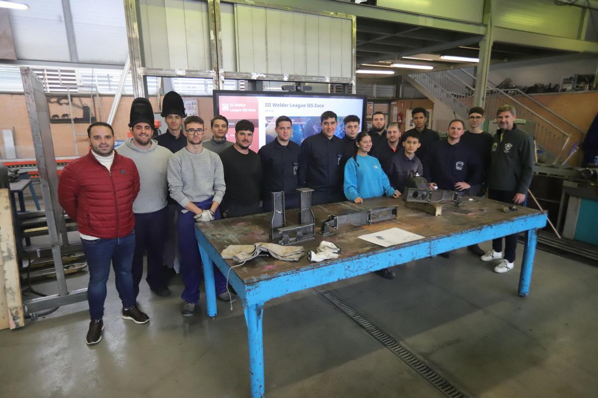 Rafael Fiérrez, junto a sus alumnos.