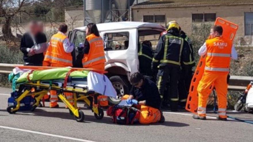 Un anciano muere en les Coves al arrollar un camión su todoterreno