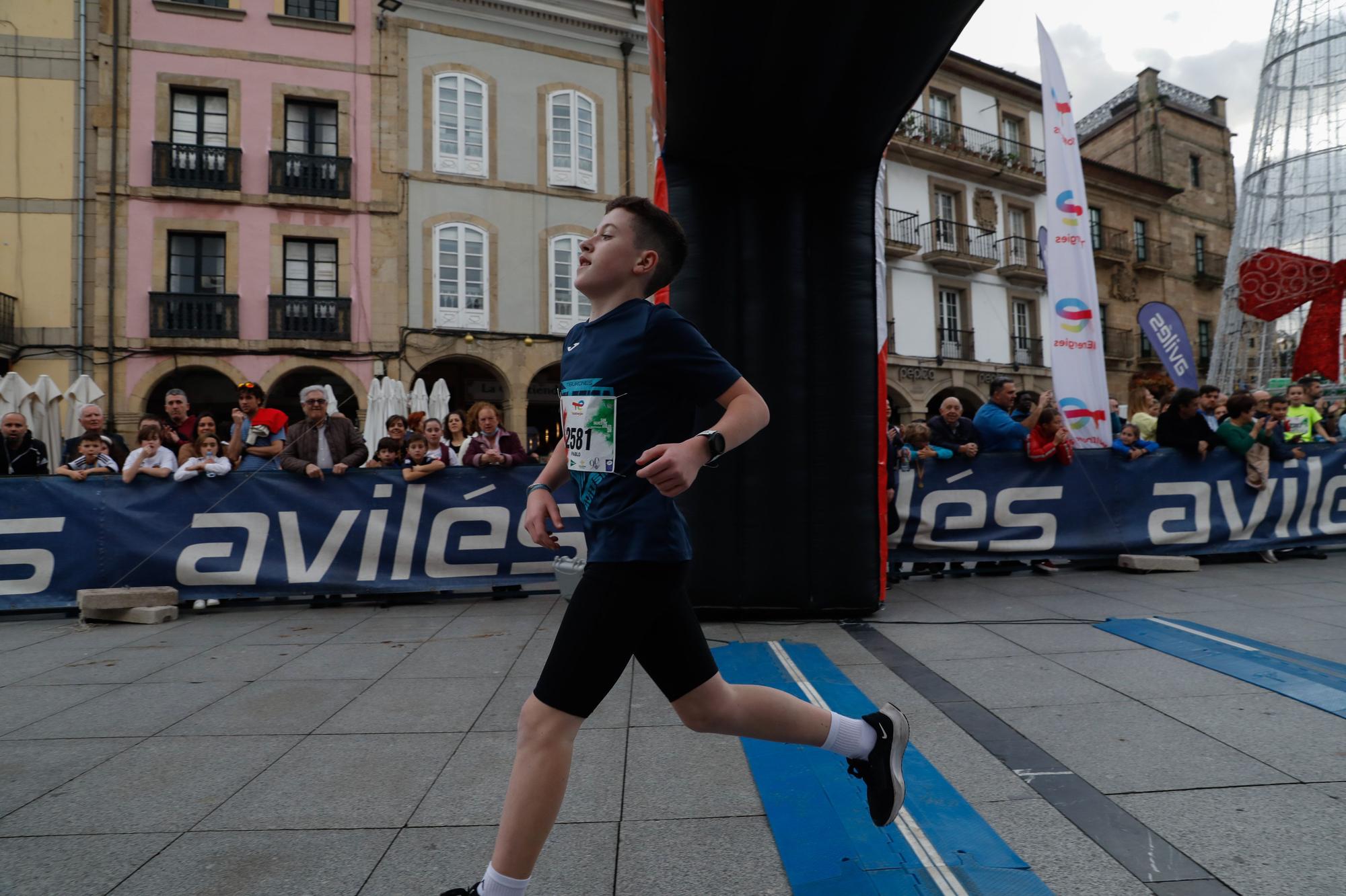 En imágenes: miles de avilesinos despiden el año corriendo la San Silvestre