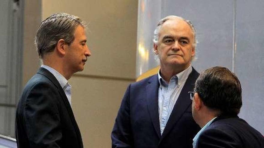 González Pons y dos de los expulsados, ayer, en Barajas. // Efe