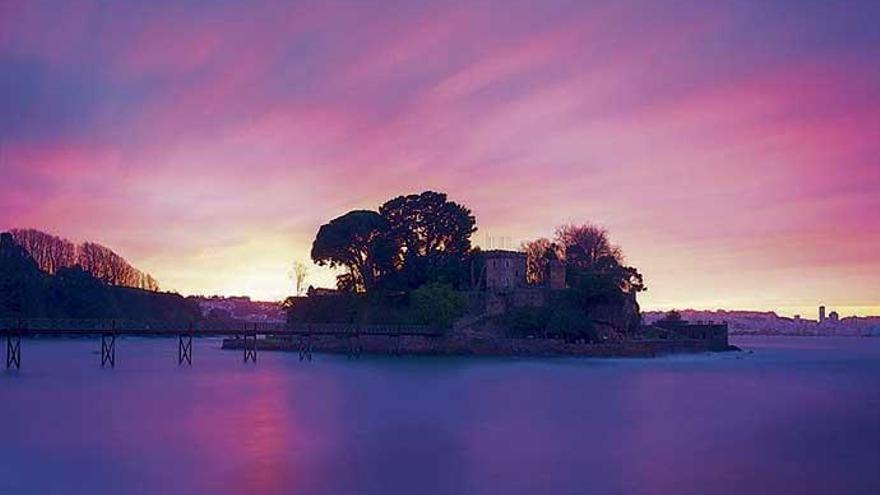 Fotografía del castillo de Santa Cruz que ilustra el mes de junio del calendario.