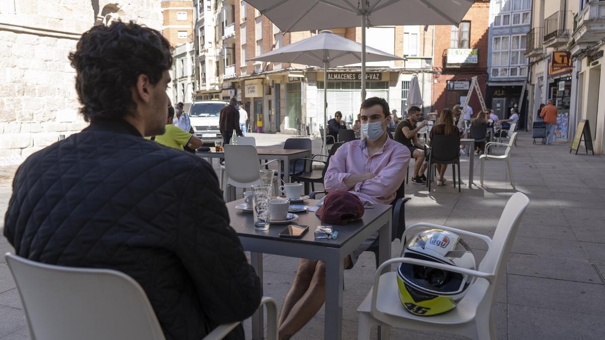 Ciudadanos en una terraza de la capital.