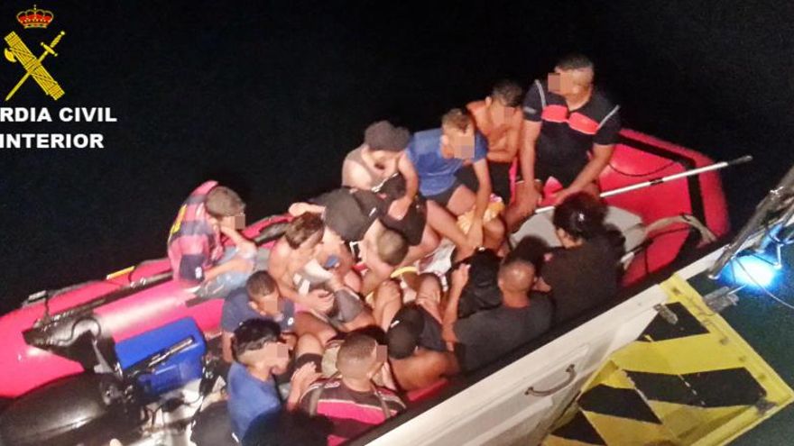 Foto mandada por la Benemérita de la barcaza con los hombres a bordo.