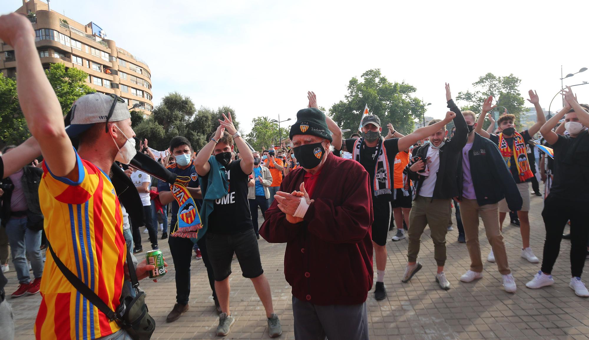 Las imágenes de la marcha de la afición valencianista contra Lim