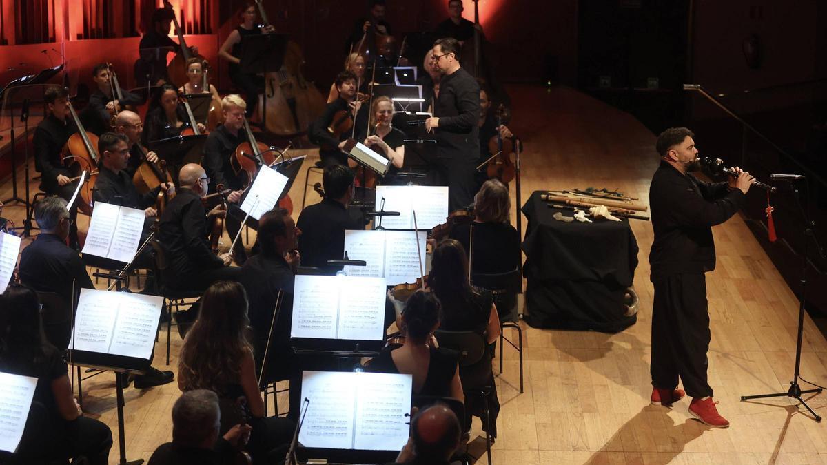 Abraham Cupeiro, a la derecha, acompañado de la Orquesta Sinfónica del Principado de Asturias, ayer, en el Auditorio.