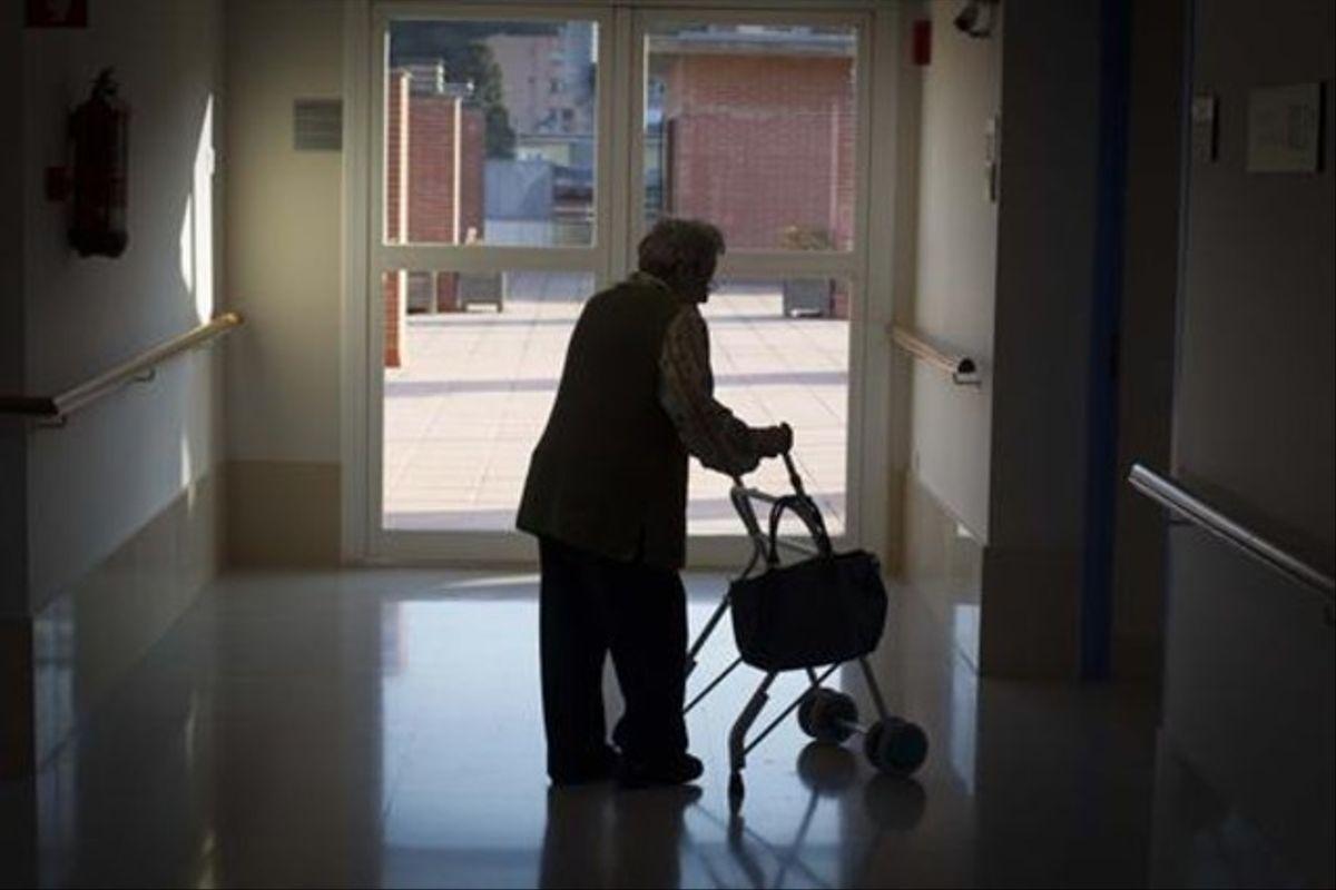 Una mujer mayor, en una residencia.