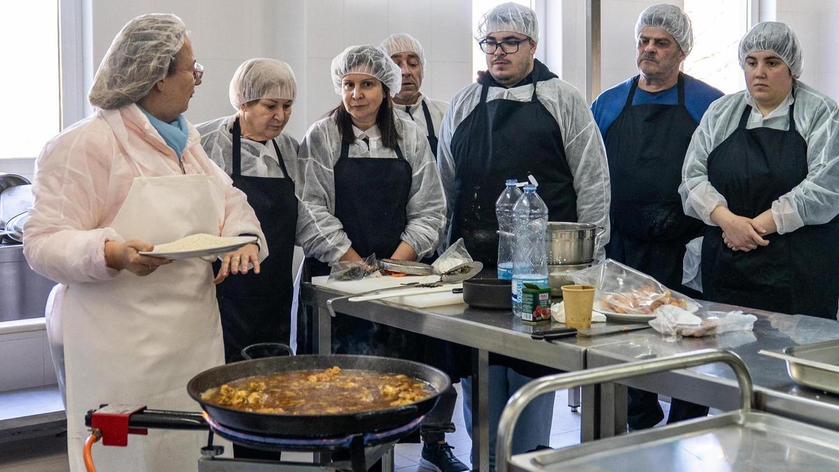 Participantes no curso de cociña impartido en Boiro.