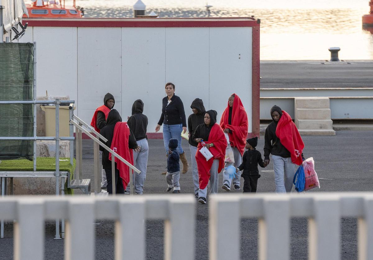 Un centenar de migrantes duermen en las carpas instaladas en Puerto Naos (Lanzarote)