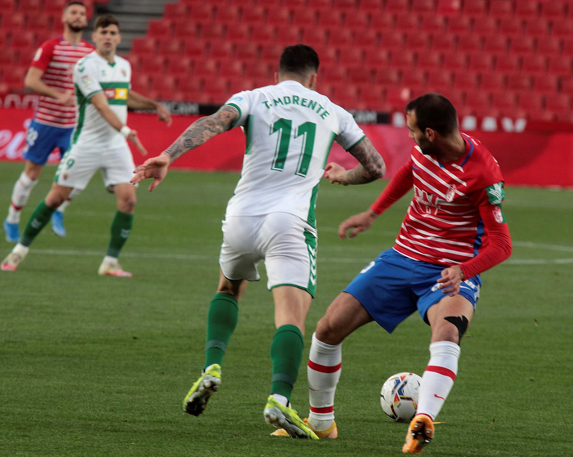 Granada - Elche: El Elche deja pasar el tren (2-1)