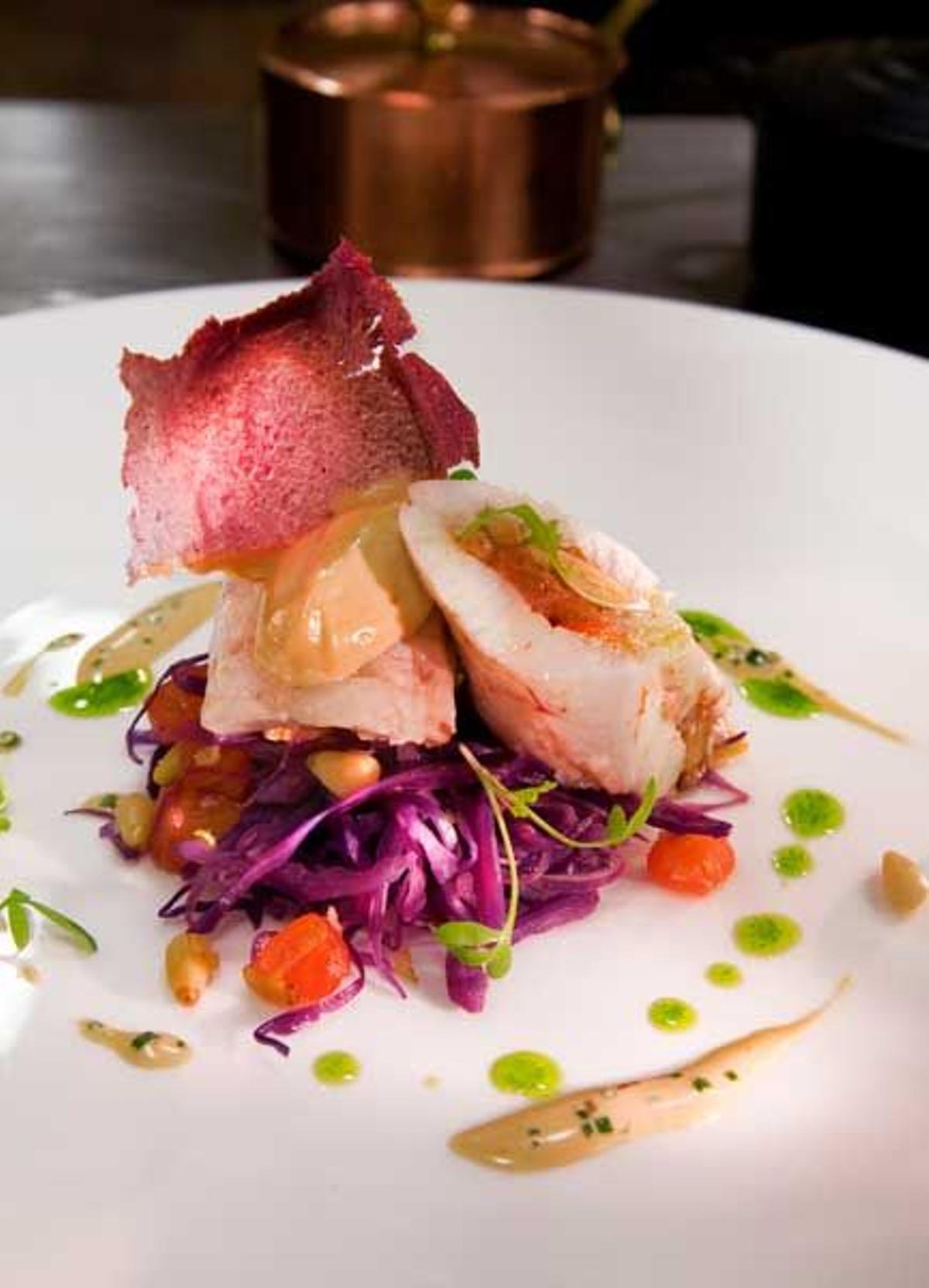 Gallo pedro al vapor con lombarda y piñones, receta del restaurante La Fábula.