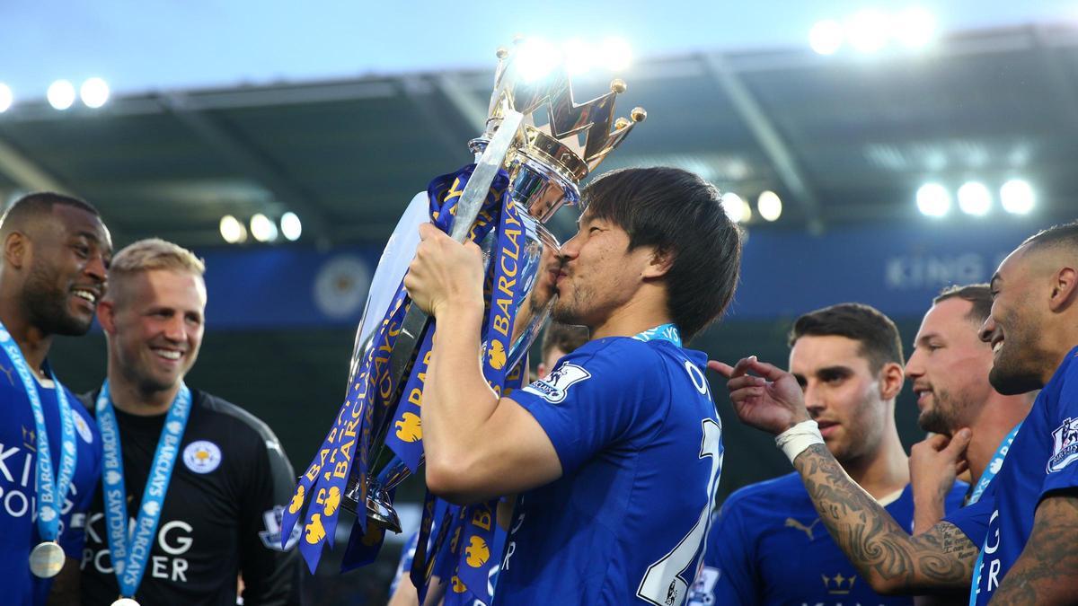 Shinji Okazaki fa un petó al títol de la Premier League aconsegut el 2016 pel Leicester