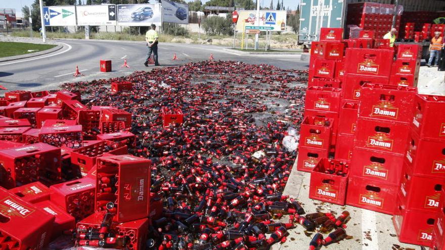 La carga del camión, esparcida sobre la calzada