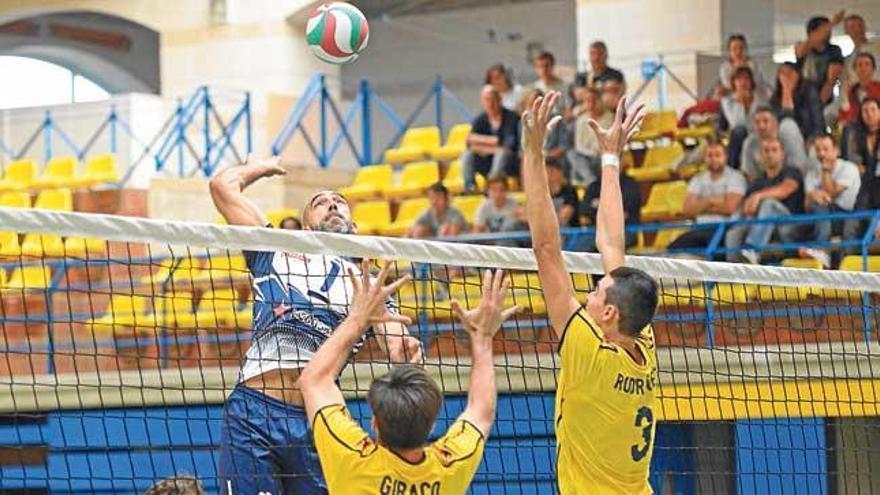 Marcos Dreyer remata un balón en el encuentro de ayer.