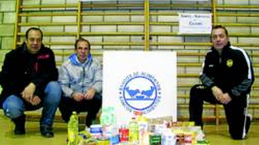 Una campaña de voleibol logra 120 kilos de alimentos