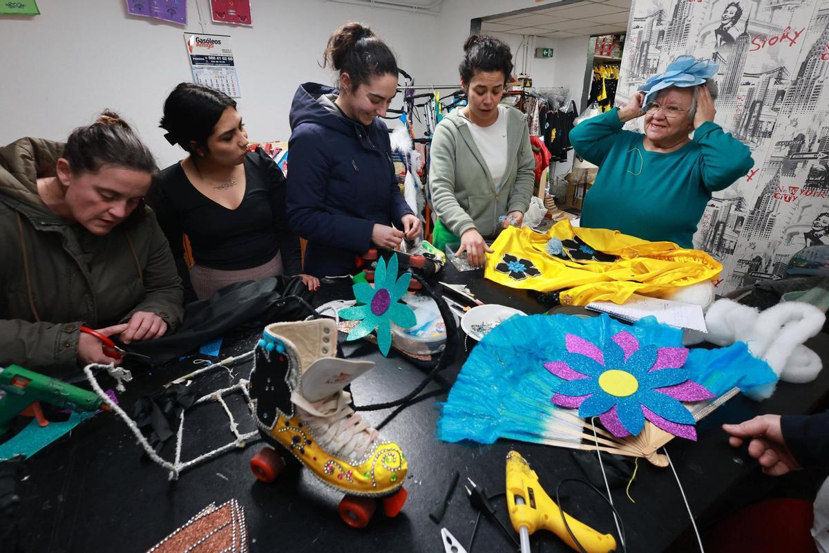 Los integrantes de la comparsa preparan el desfile de este 2026