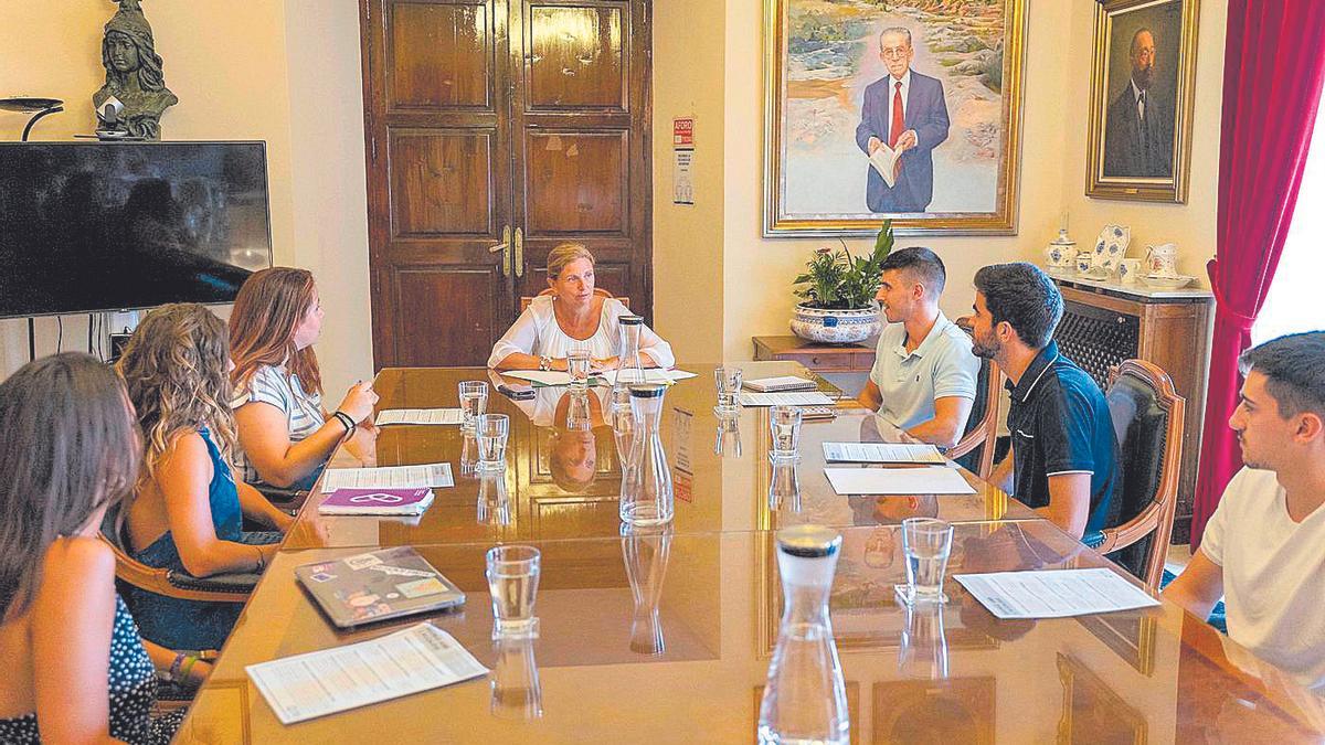 La alcaldesa de la capital de la Plana, Amparo Marco, junto a Jorge Ribes y representantes del Consell de la Joventut.