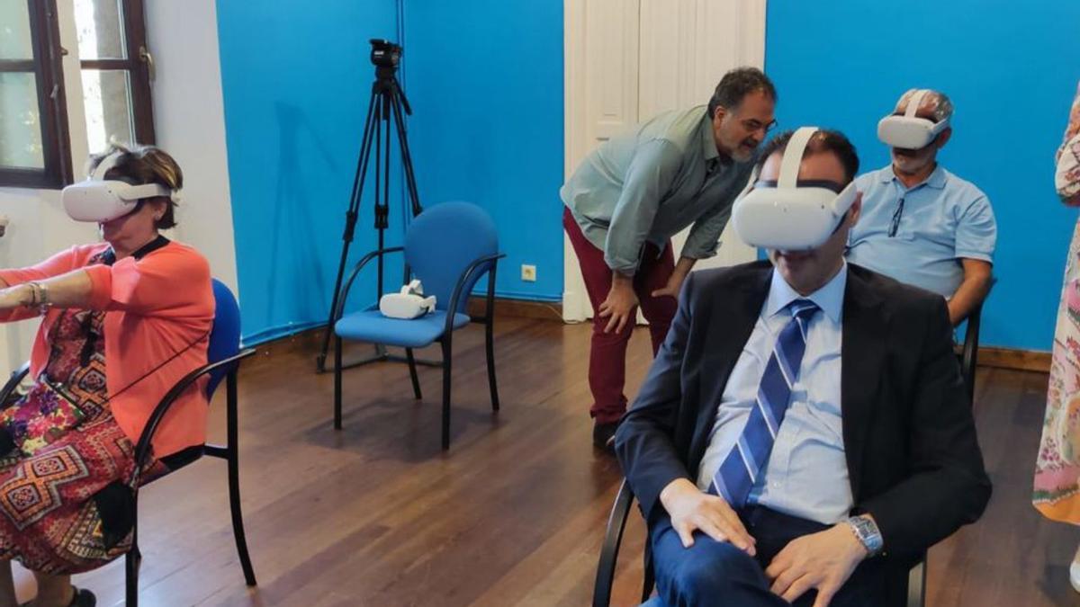 Jesús Bordás, a la derecha, disfrutando de la experiencia de realidad virtual sobre el concejo. | R.M.V.