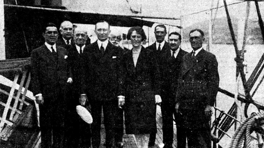 Foto de la portada de FARO DE VIGO del 12 de mayo de 1928. Guglielmo Marconi y su esposa (en el centro), recibidos por las autoridades oficiales de la época a su llegada al puerto de Vigo.