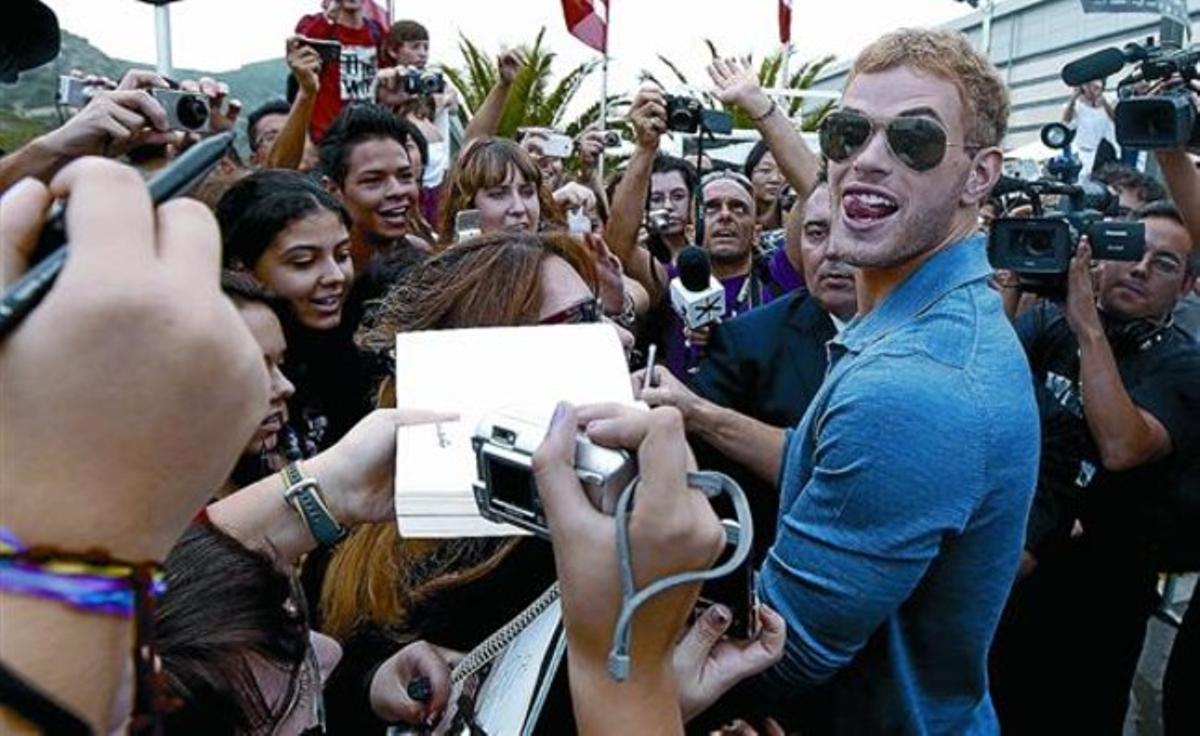 Kellan Lutz firma autògrafs envoltat de fans i fotògrafs, ahir a Sitges. Kellan Lutz firma autògrafs envoltat de fans i fotògrafs, ahir a Sitges.