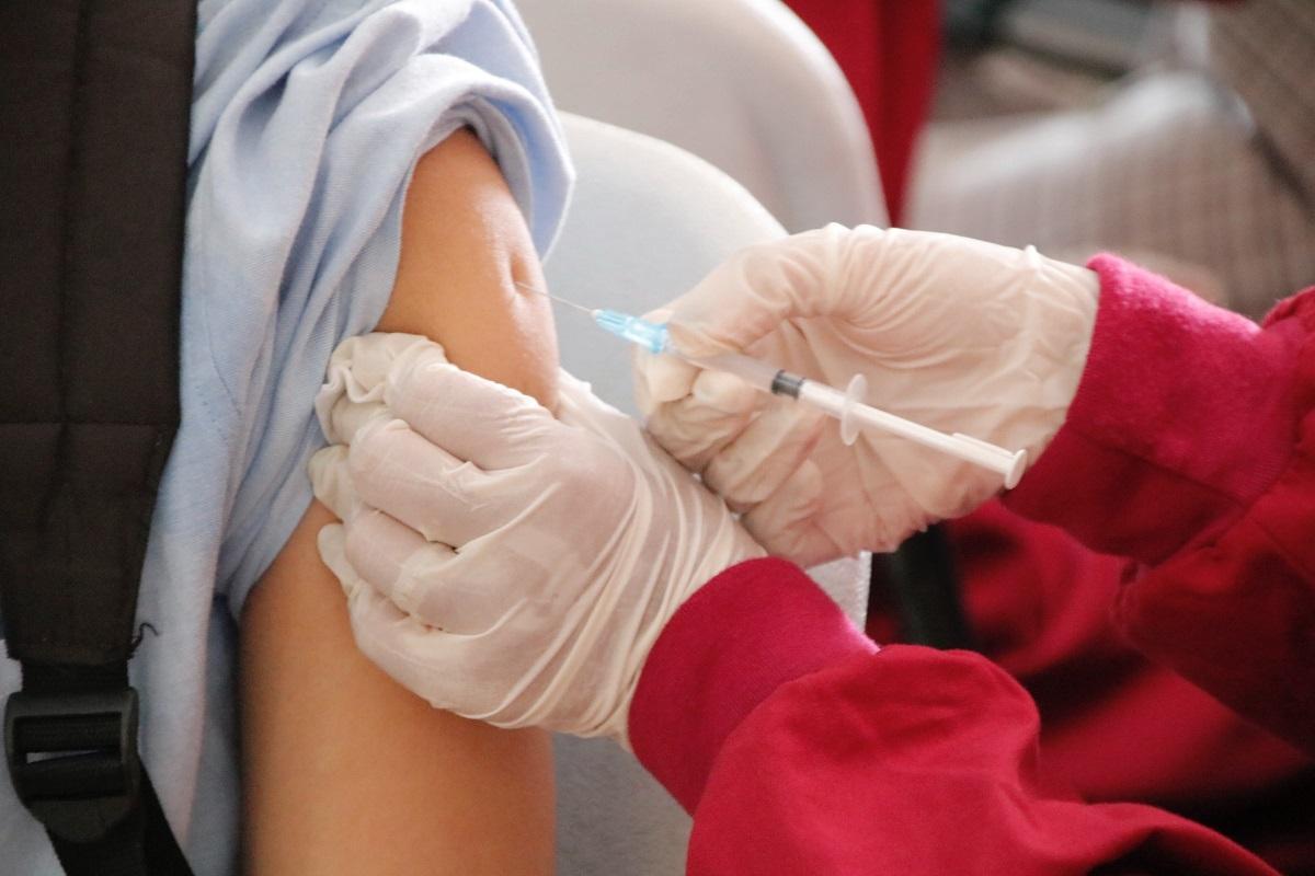 La vacunación contra el virus de la hepatitis B previene la infección por hepatitis D.