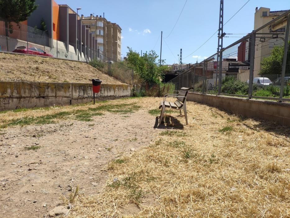 A l'espai del carrer de Cerdanya s’ha reparat recentment part del tancat metàl·lic que toca a la via