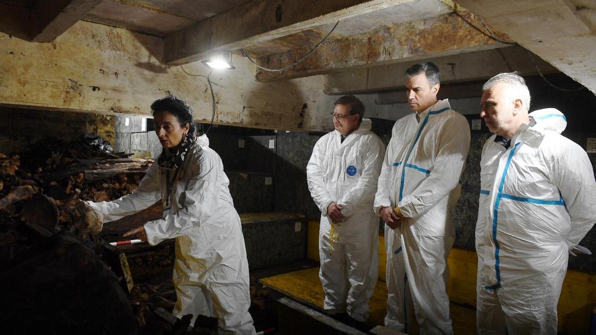 Pedro Sánchez, el ministro Ángel Víctor Torres y el secretario de Estado Fernando Martínez, siguen las explicaciones de una forense en una cripta del Valle de los Caídos, el pasado 4 de abril