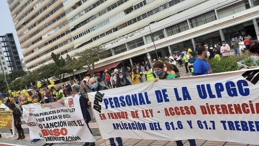 Trabajadores de la ULPGC en huelga en la protesta llevada a cabo este lunes en Las Palmas de Gran Canaria.