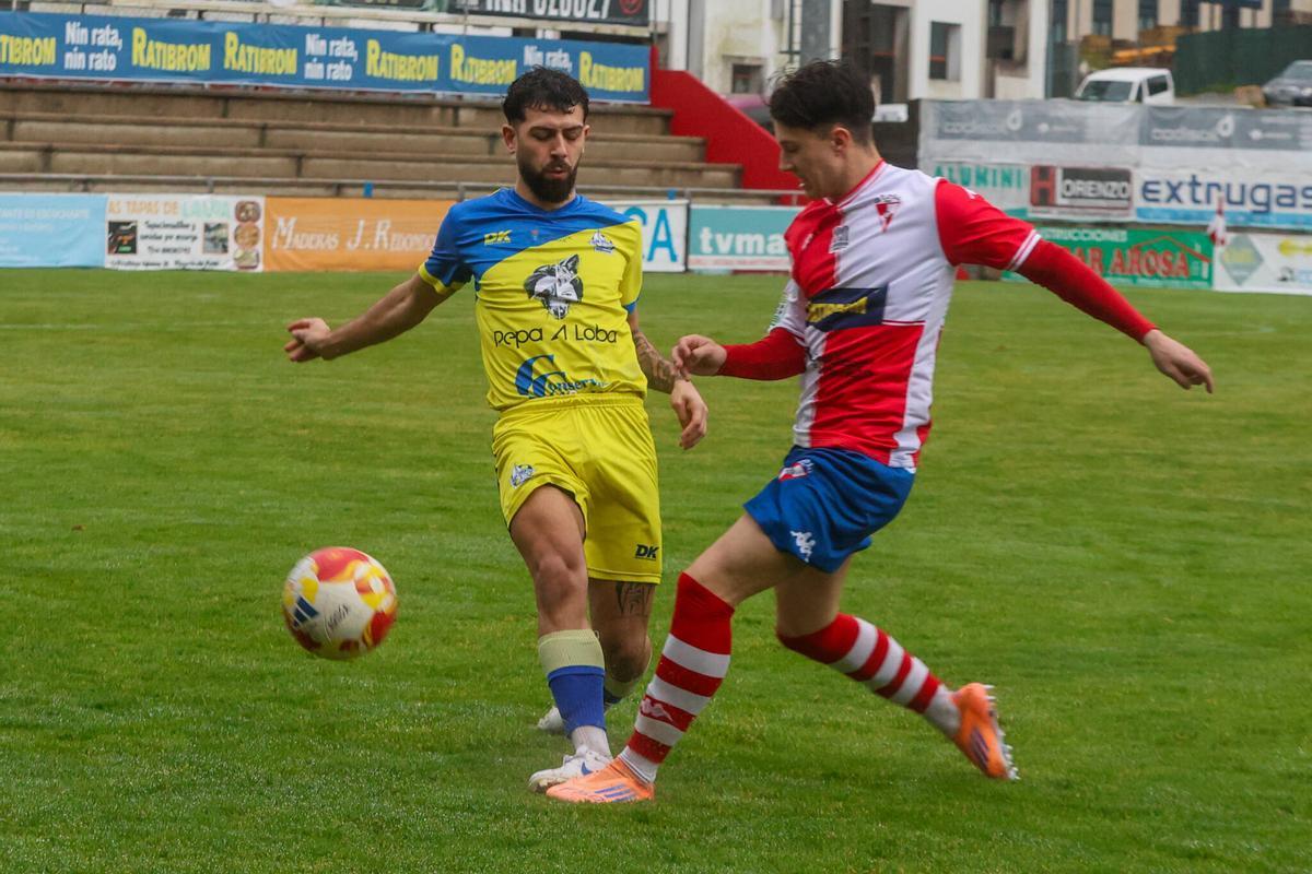 Las imágenes del derbi de O Salnés entre Arosa y Cambados en A Lomba