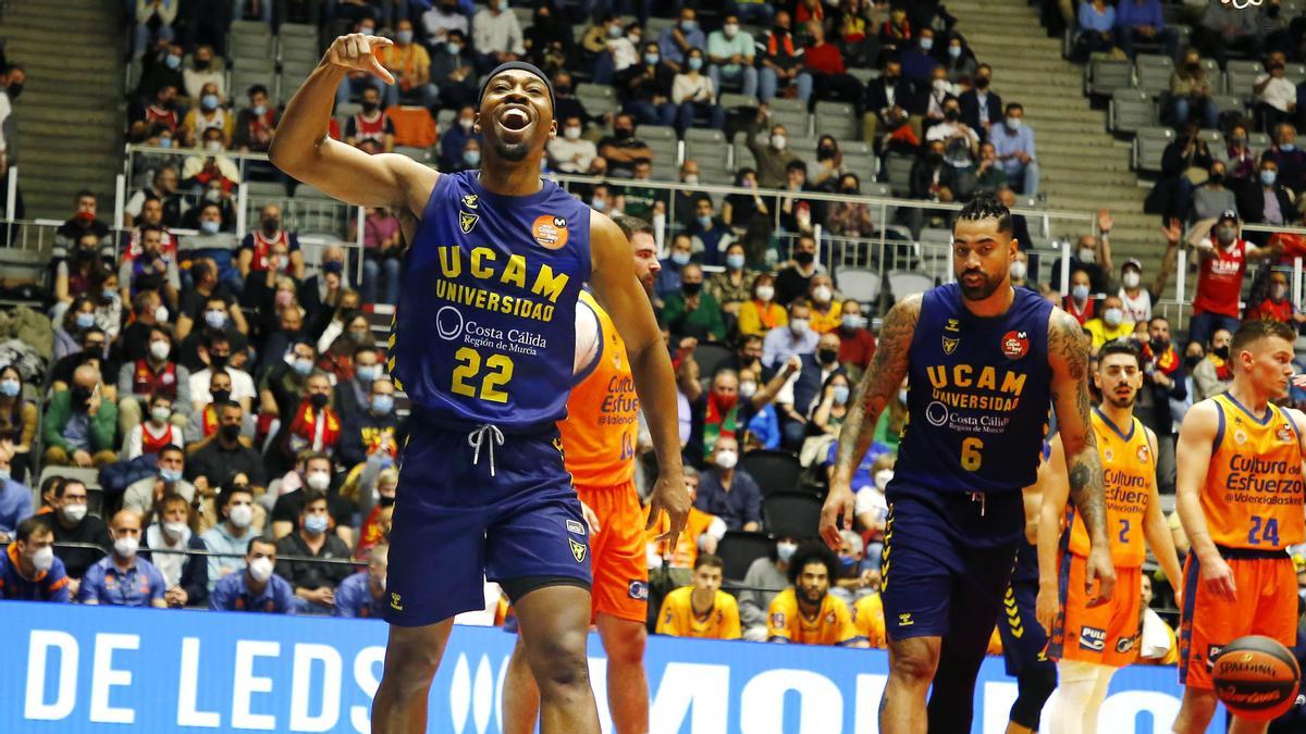 Isaiah Taylor, del UCAM Murcia CB, celebrando una canasta frente al Valencia Basket.