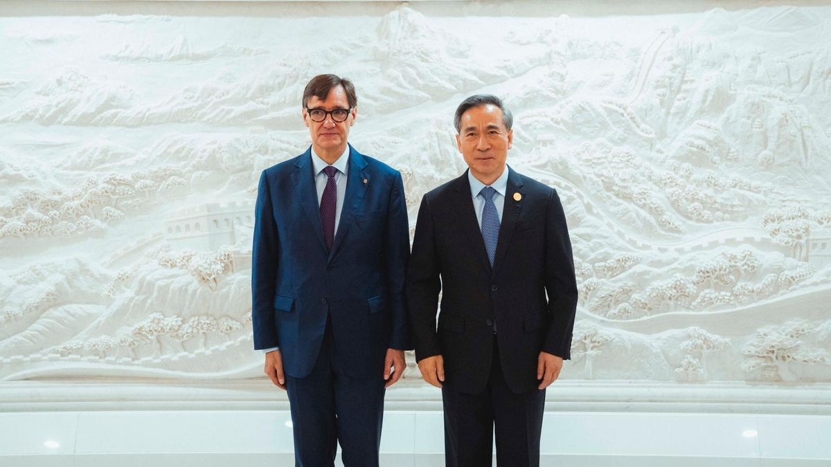 El president Salvador Illa junto al presidente del Consejo Chino para la Promoción del Comercio Internacional, Ren Hongbin.