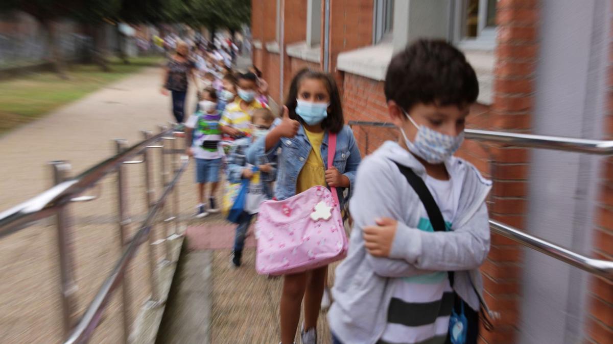 Alumnos de un centro de Gijón, una niña  con la camiseta de las “3r” Y NIÑOS EN UN AULA DE VALDÉS |  | J. PLAZA