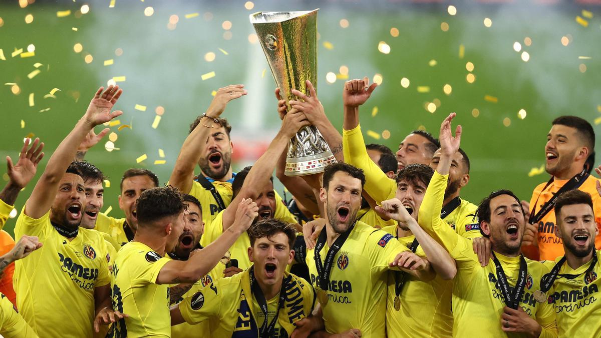 Villarreal’s players lift the trophy after winning the UEFA Europa League final football match between Villarreal CF and Manchester United at the Gdansk Stadium in Gdansk on May 26, 2021. (Photo by MAJA HITIJ / POOL / AFP)